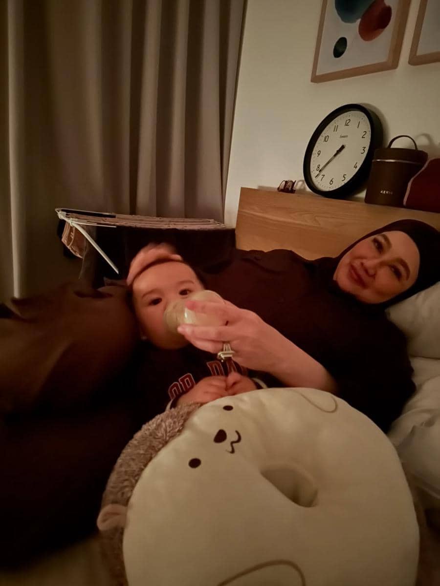 Reza Artamevia mengasuh baby Arash