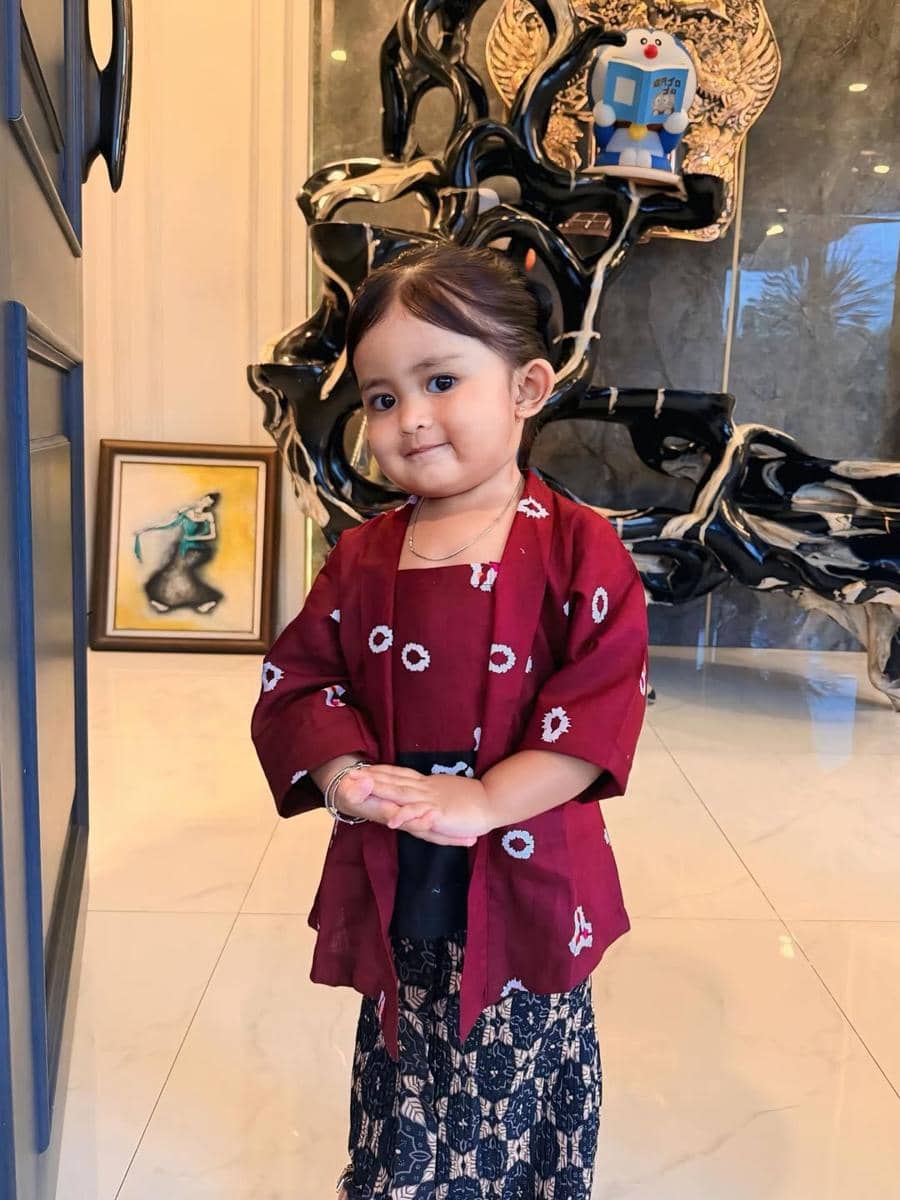 Cunda anak Denny Caknan pakai kebaya di hari Kartini