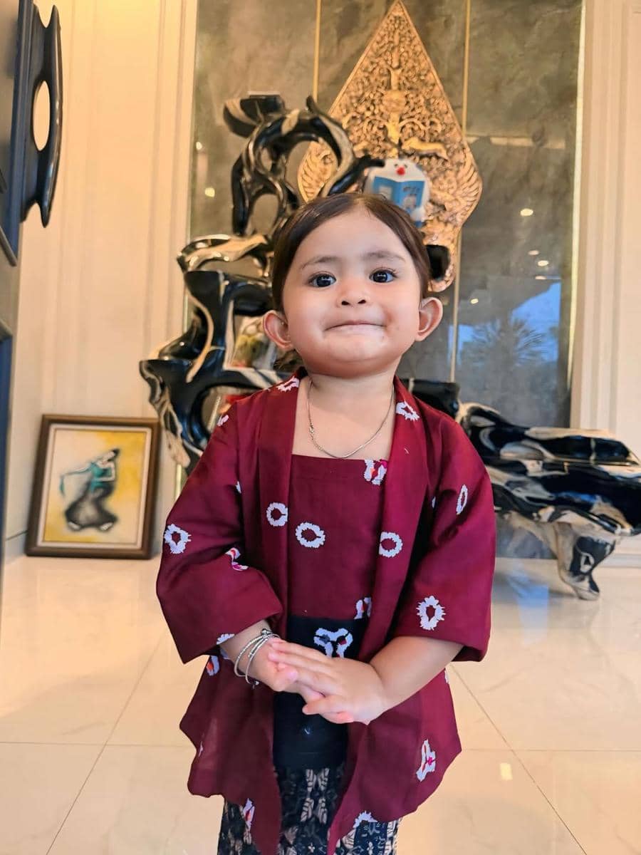 Cunda anak Denny Caknan pakai kebaya di hari Kartini