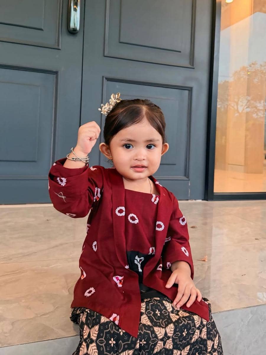 Cunda anak Denny Caknan pakai kebaya di hari Kartini