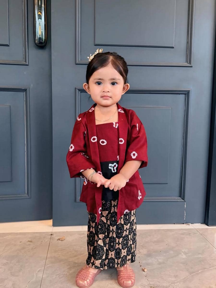 Cunda anak Denny Caknan pakai kebaya di hari Kartini