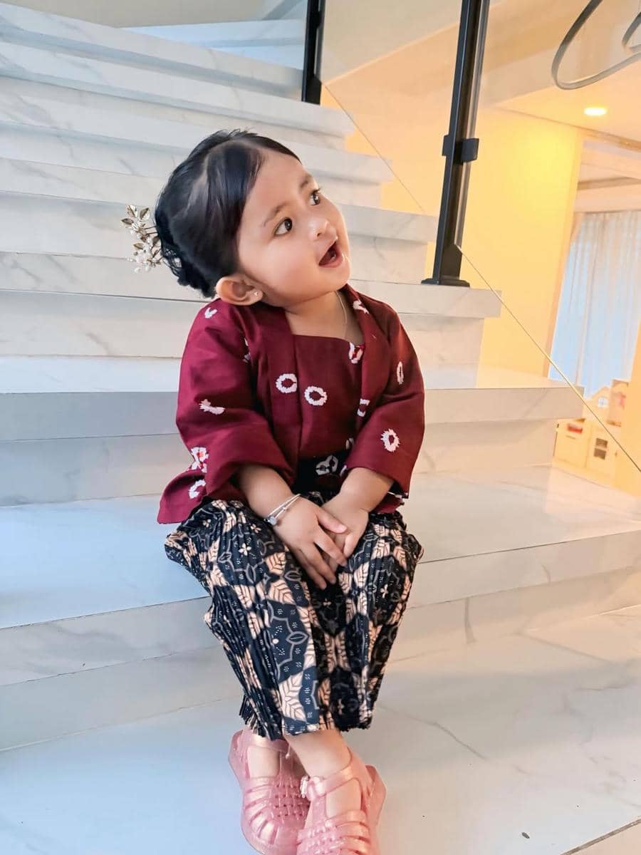 Cunda anak Denny Caknan pakai kebaya di hari Kartini