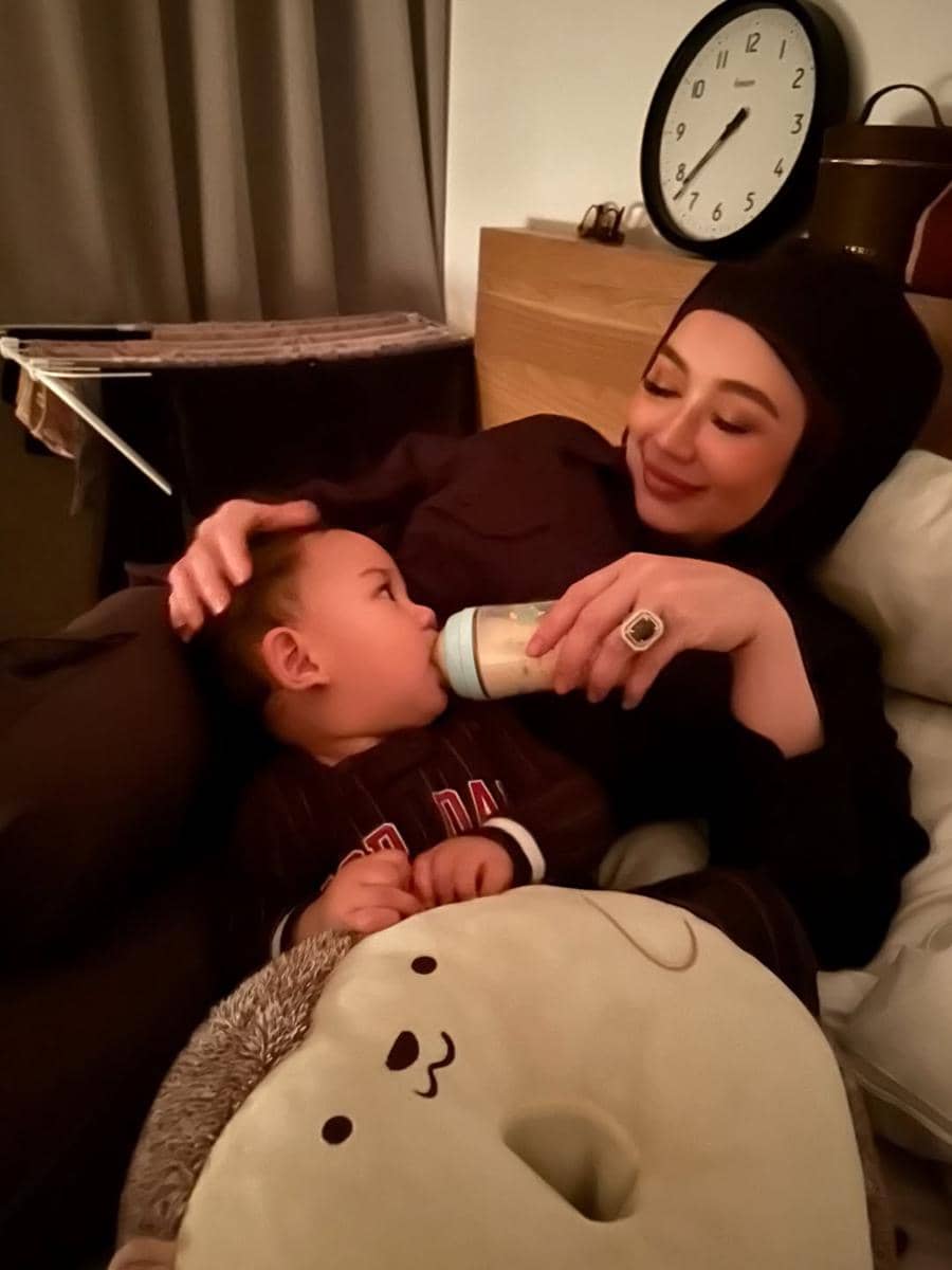 Reza Artamevia mengasuh baby Arash