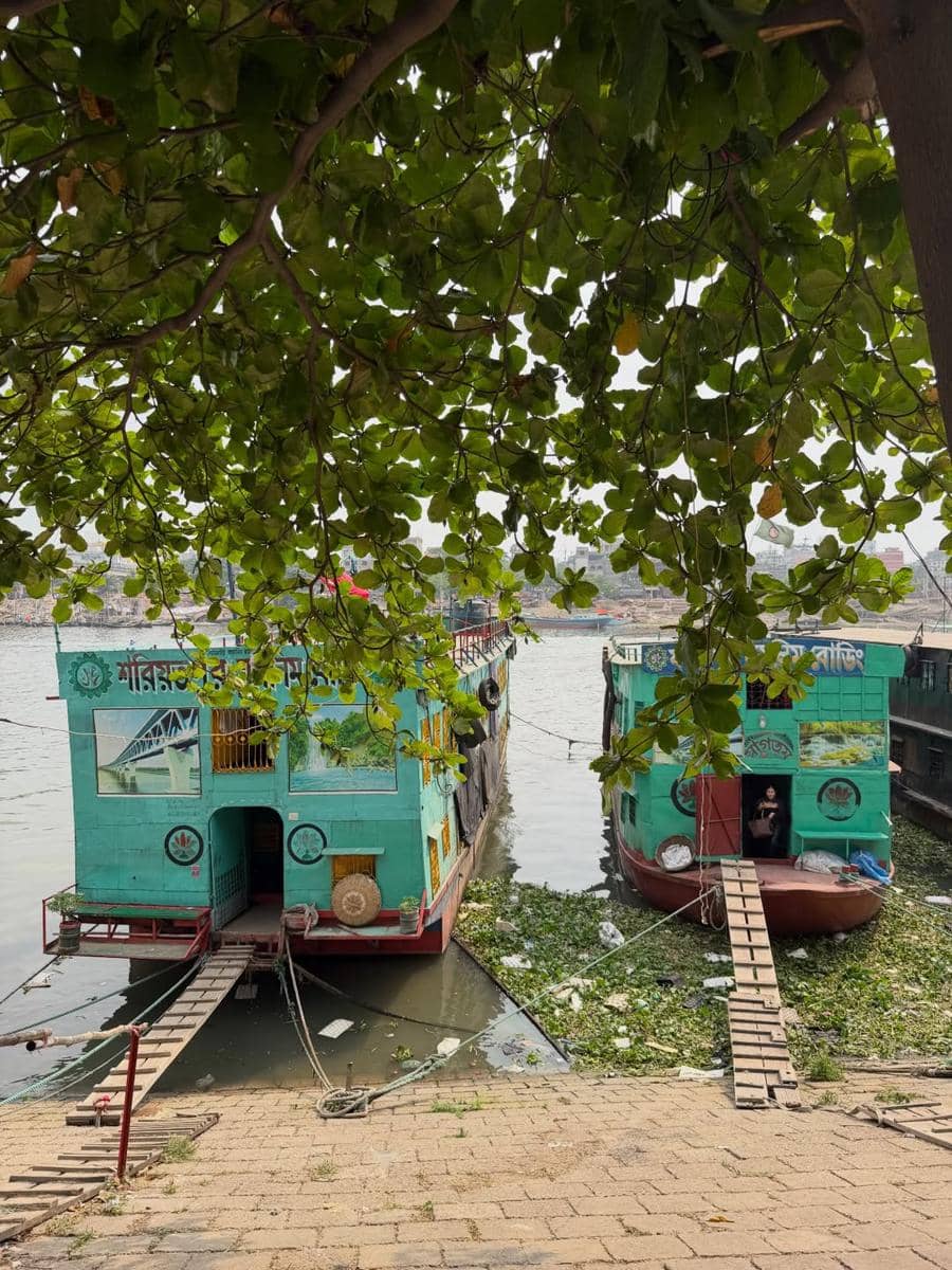 Sarah Keihl liburan di Bangladesh