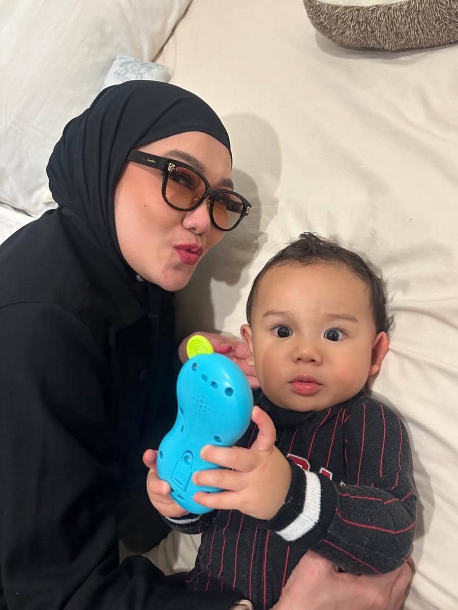 Reza Artamevia mengasuh baby Arash