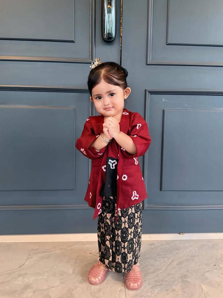 Cunda anak Denny Caknan pakai kebaya di hari Kartini
