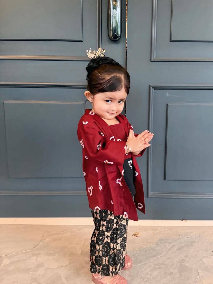 Cunda anak Denny Caknan pakai kebaya di hari Kartini