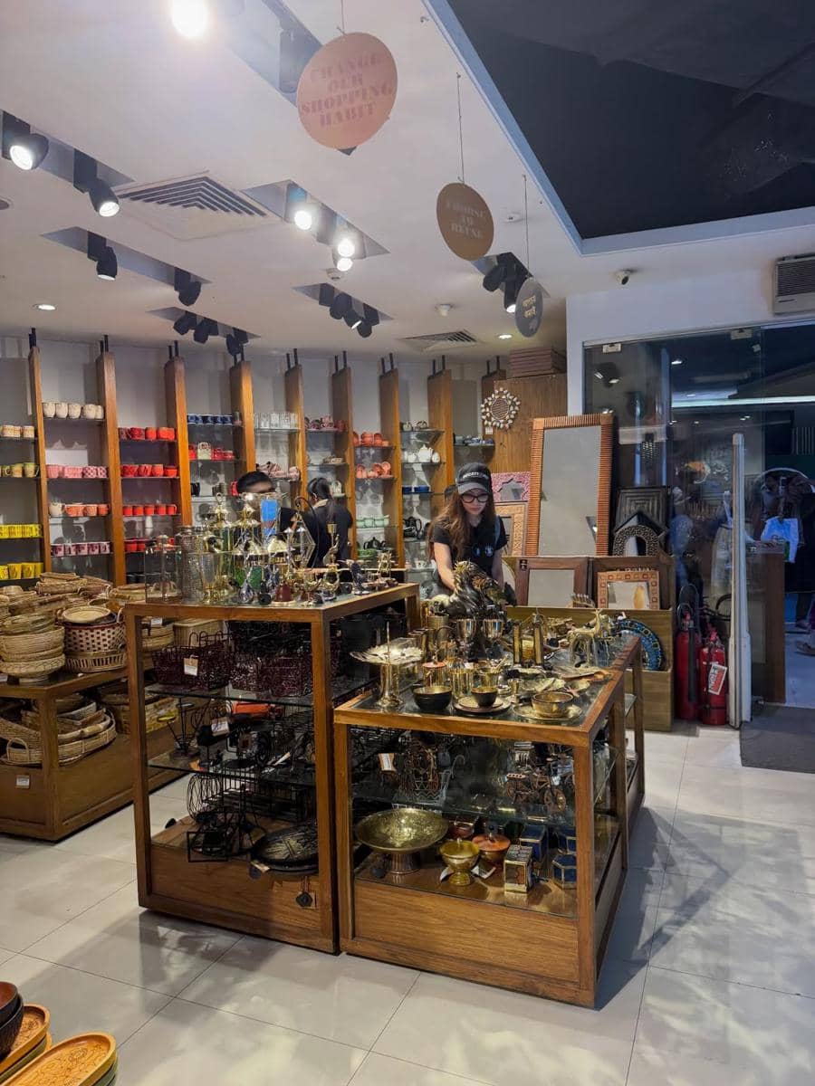 Sarah Keihl liburan di Bangladesh