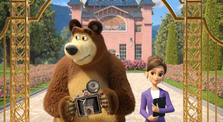 Bear saat bekerja sebagai fotografer