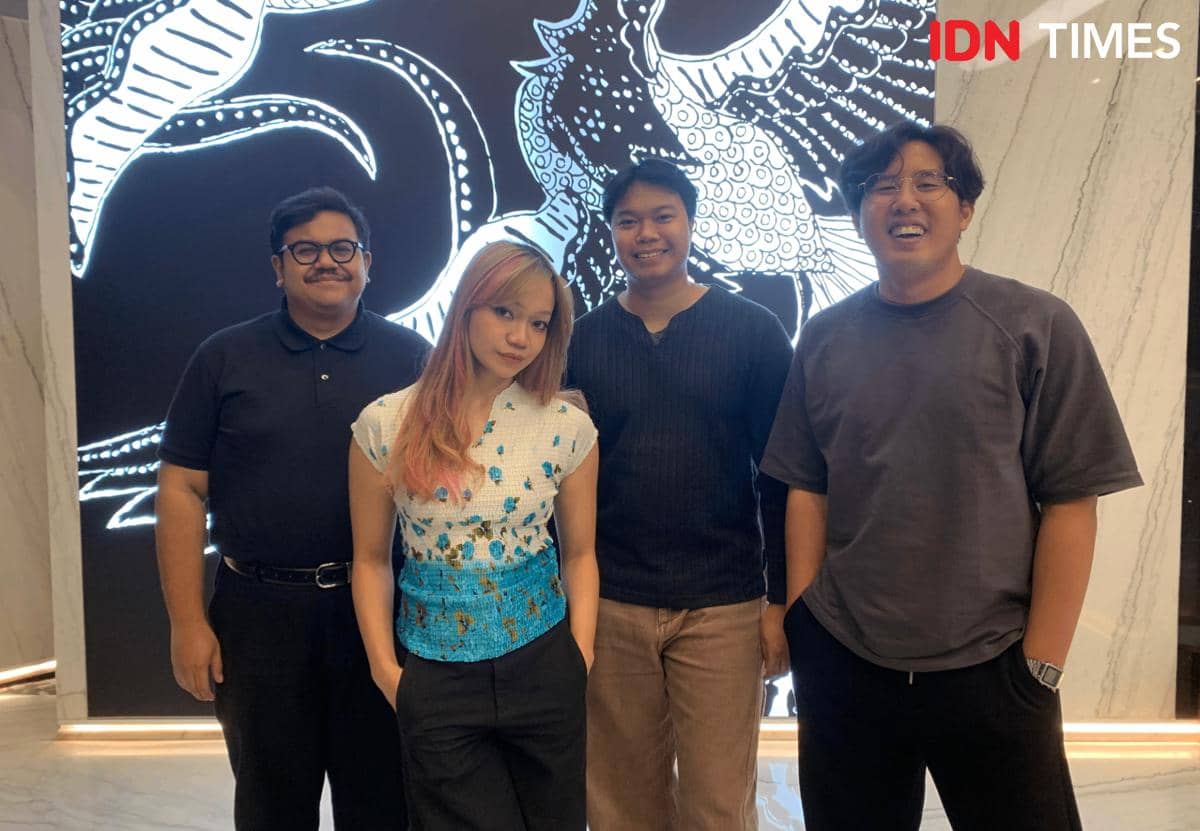 Empat anggota Reality Club berpose bersama di kantor IDN dengan latar belakang mural bergaya hitam putih pada Kamis, 23 April 2026.