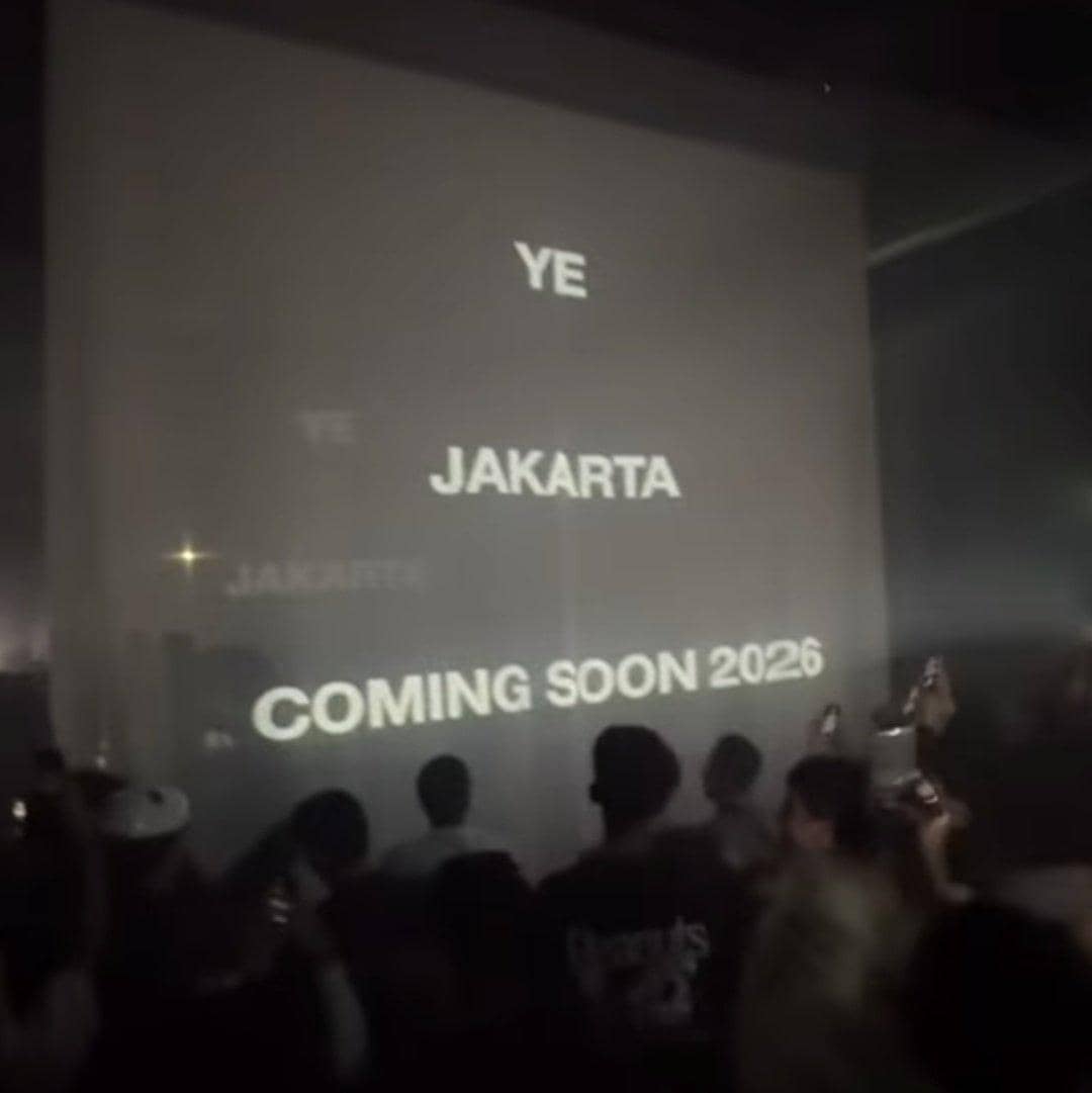 Layar besar menampilkan tulisan YE Jakarta Coming Soon 2026 di depan kerumunan penonton yang sedang merekam dengan ponsel.