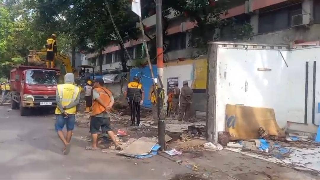 Puluhan Lapak PKL di Jalan Bandang Makassar Dibongkar