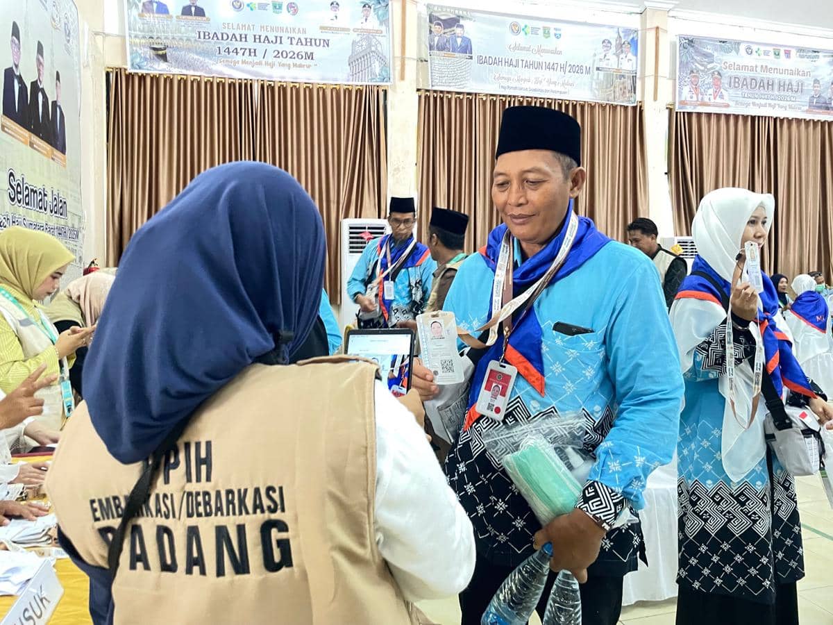 Petugas PPIH melakukan scan barcode kartu nusuk salah seorang jemaah (Foto: IDN Times/Halbert Caniago)