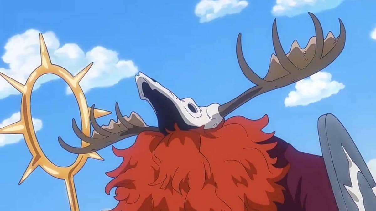 Karakter Road dari anime One Piece dengan rambut merah tebal dan tanduk besar mengenakan tengkorak rusa di bawah langit biru.