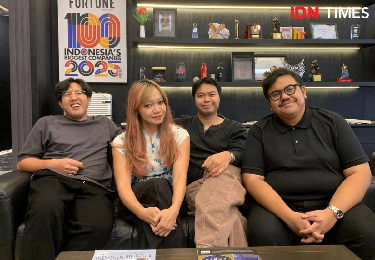 Empat anggota Reality Club duduk bersama di sofa kantor IDN dengan latar rak berisi piala, buku, dan majalah Fortune 100 Indonesia.