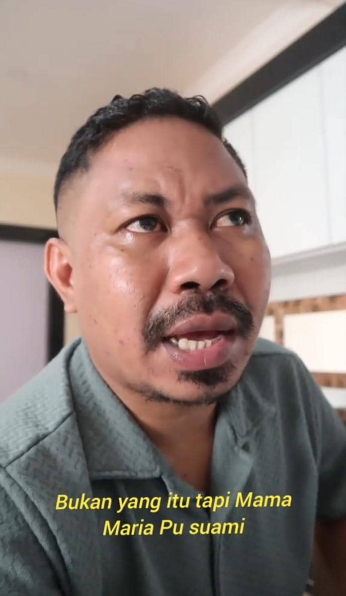 Verry Klau berkaus hijau berbicara dengan ekspresi serius di dalam ruangan, dengan teks kuning bertuliskan kalimat dalam bahasa Indonesia.