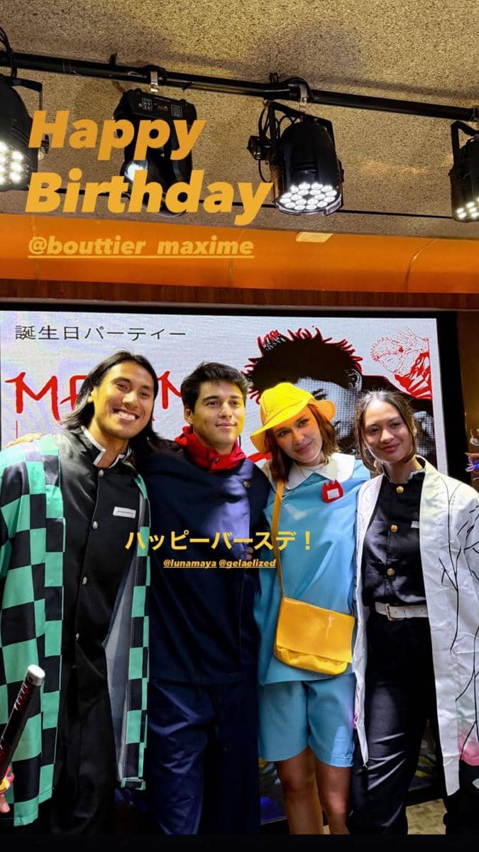 Empat orang mengenakan kostum cosplay karakter anime berpose bersama di acara ulang tahun dengan dekorasi bertema Jepang.