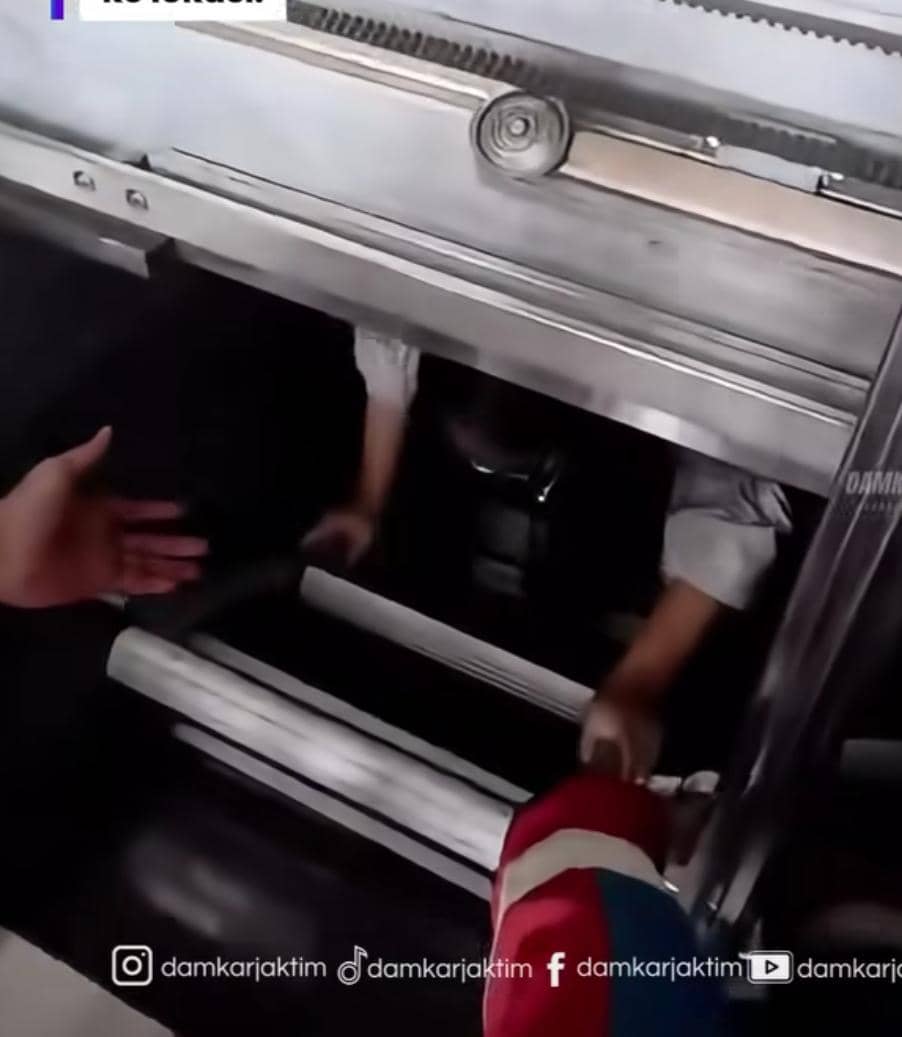 Tiga Mahasiswi UNJ Terjebak Lift, Dievakuasi Damkar