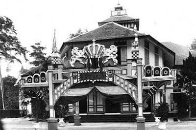 Bangunan bersejarah Istana Sultan Arif di Serdang Bedagai dengan arsitektur tradisional Melayu dan ornamen khas kerajaan.