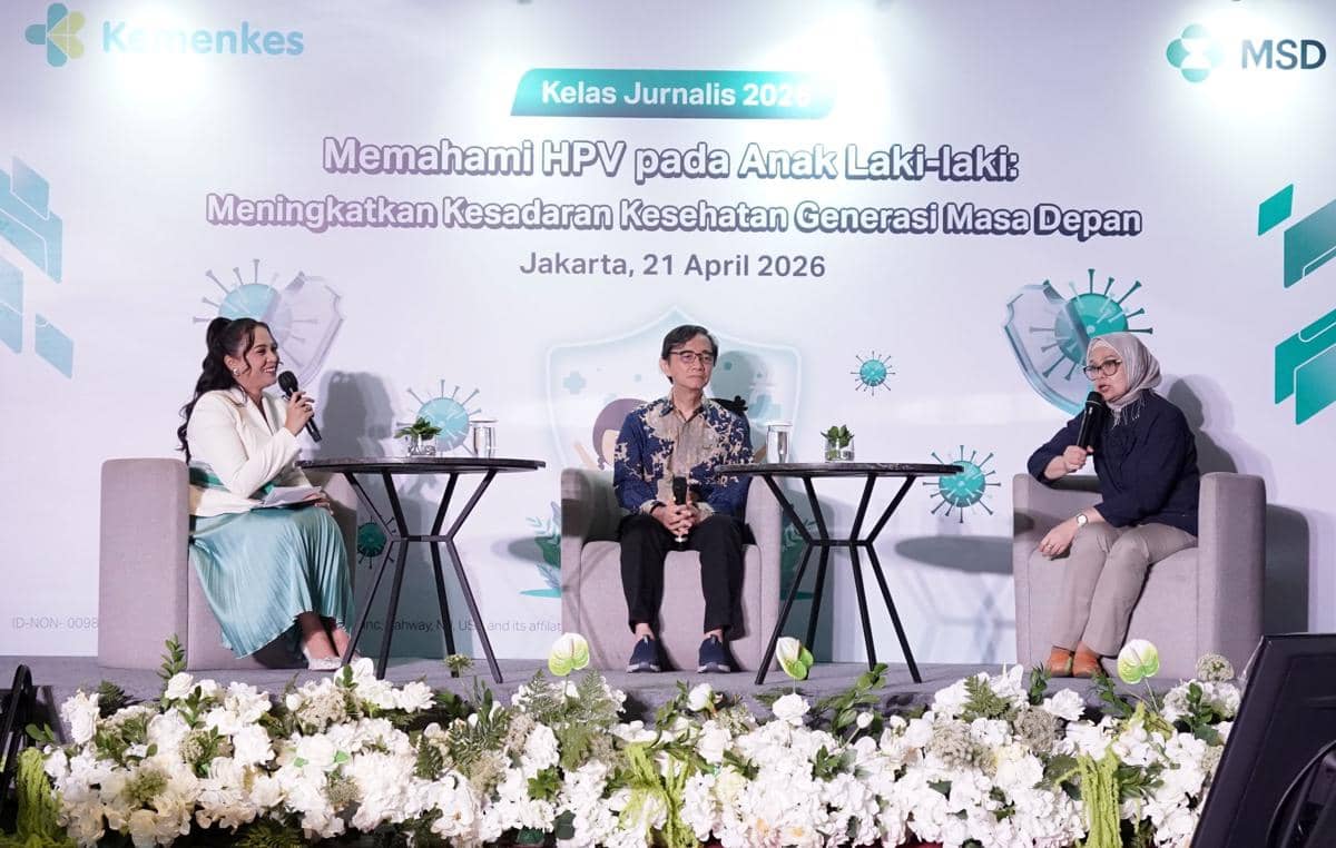 Tiga pembicara duduk di atas panggung dalam acara Kelas Jurnalis 2026 di Jakarta membahas topik memahami HPV pada anak laki-laki.