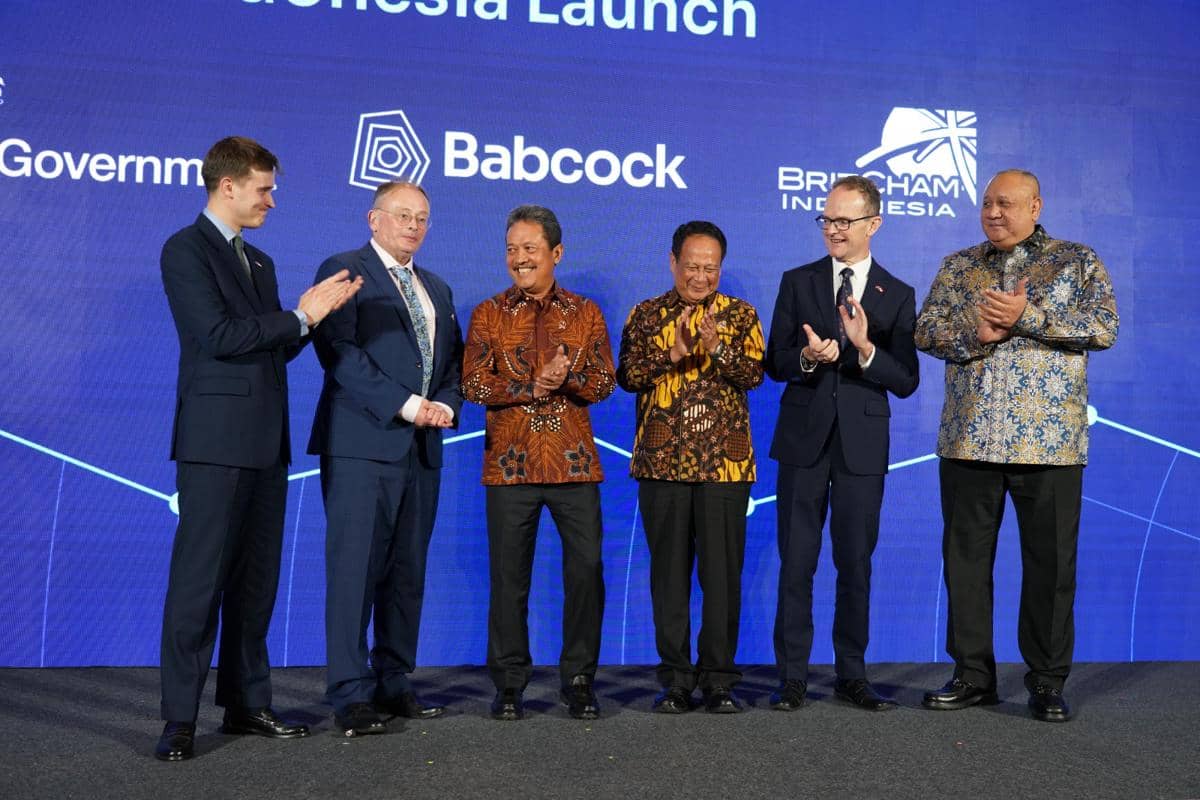 Perwakilan Indonesia dan Inggris berdiri bersama di atas panggung dalam acara kerja sama kemaritiman antara kedua negara.