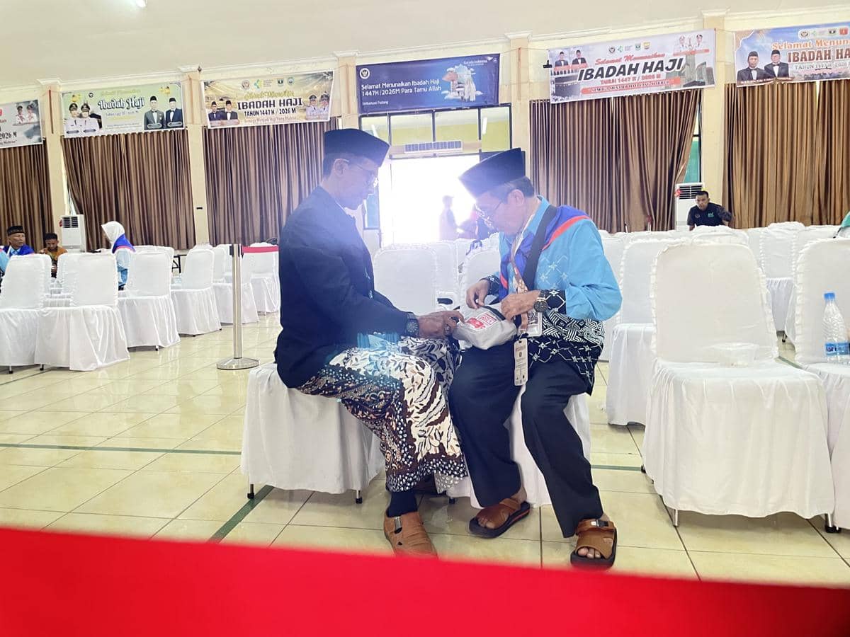 Petugas Kemenhaj Sumbar membantu jemaah membereskan tasnya (Foto: IDN Times/Halbert Caniago)
