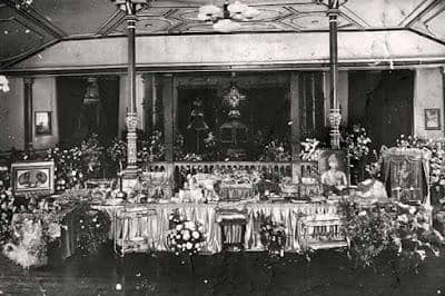 Replika Istana Darul Arif di Serdang Bedagai dengan meja panjang berhiaskan bunga dan ornamen tradisional di ruang utama istana.