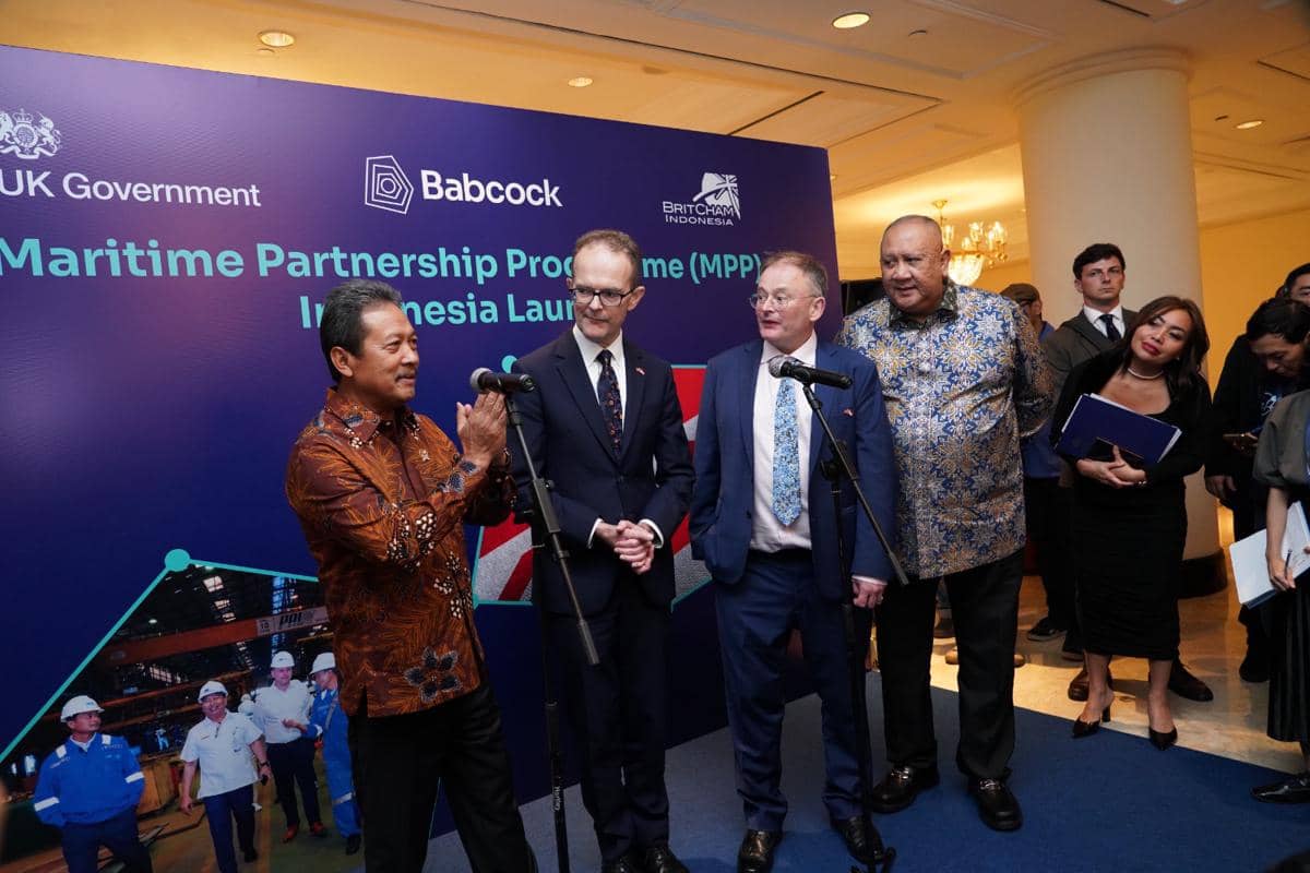 Perwakilan Indonesia dan Inggris berbicara di depan mikrofon saat peluncuran kerja sama kemaritiman antara kedua negara di sebuah acara resmi.