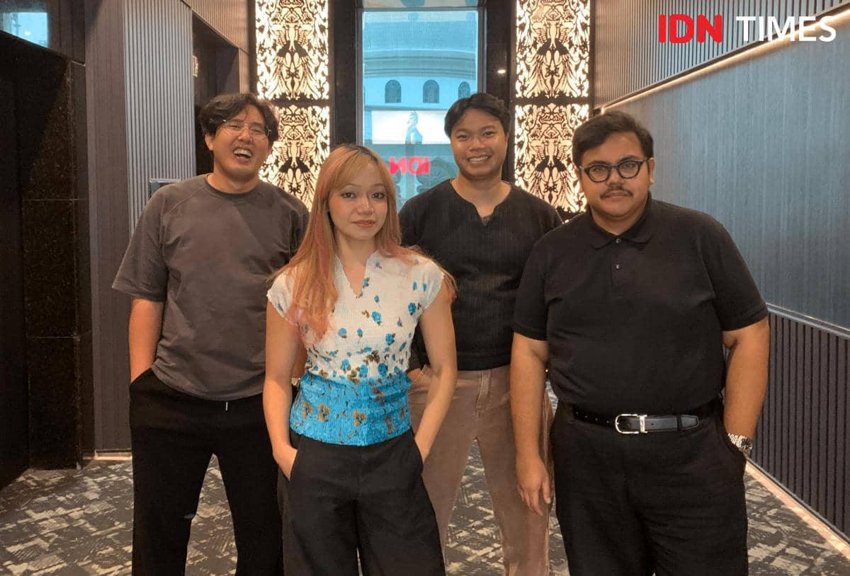 Empat anggota Reality Club berpose bersama di kantor IDN dengan latar interior modern dan pencahayaan hangat.