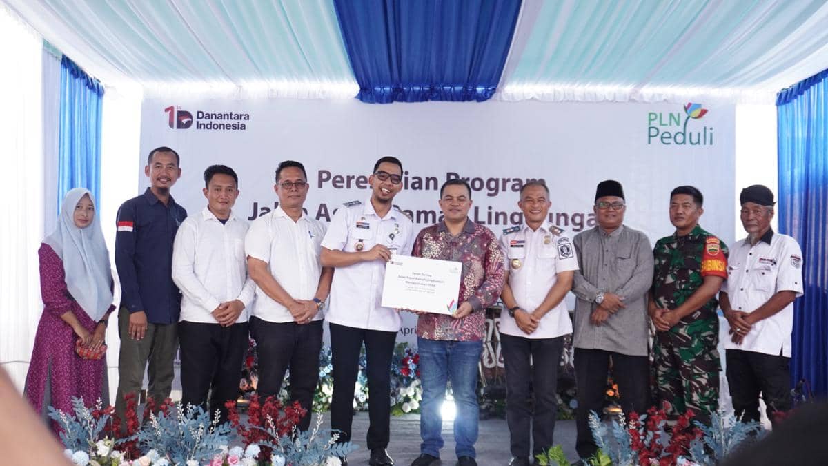 Perwakilan PLN dan Baitulmaal Muamalat Sumatra Utara berfoto bersama usai peresmian program pemanfaatan limbah FABA untuk perbaikan jalan.