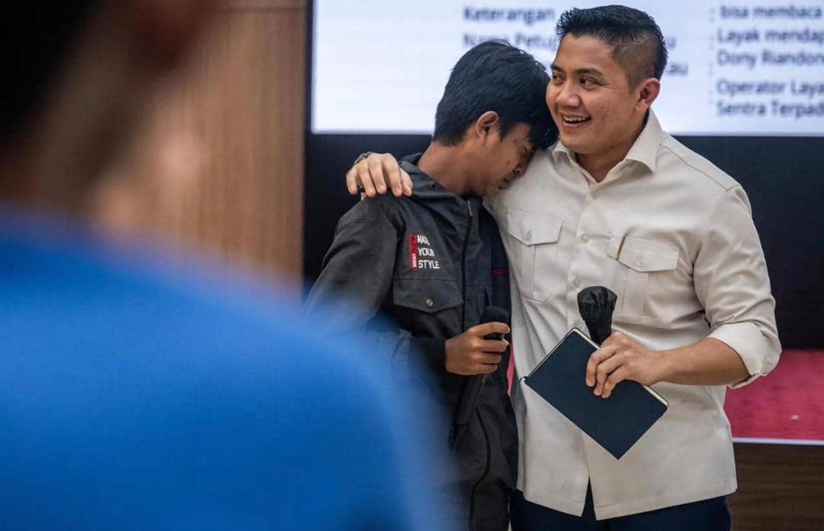 Kala Siswa Sekolah Rakyat Menangis di Bahu Teddy