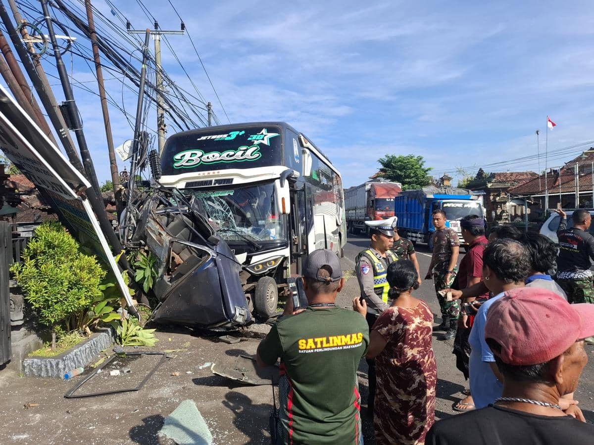 Bus Pariwisata Hilang Kendali dan Menabrak Mobil di Jembrana