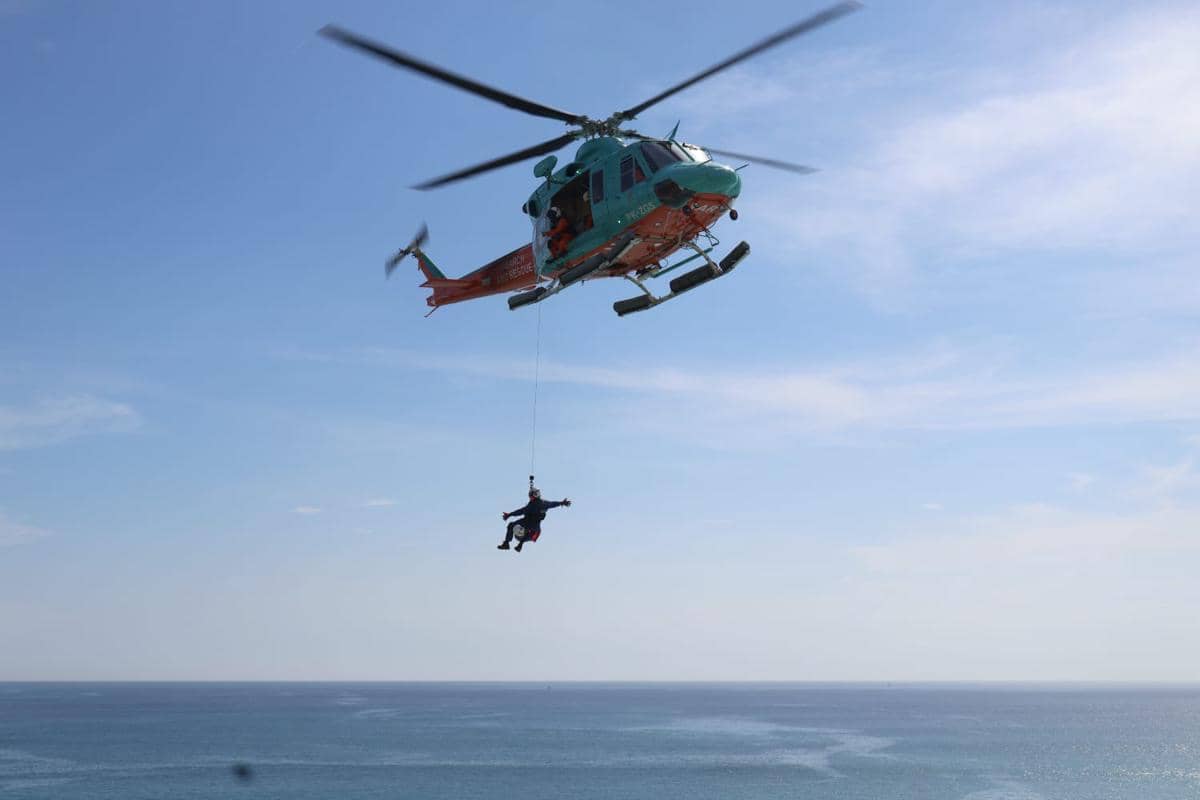 Dua WNA Terjebak di Bawah Tebing Uluwatu, Sampai Dievakuasi Helikopter