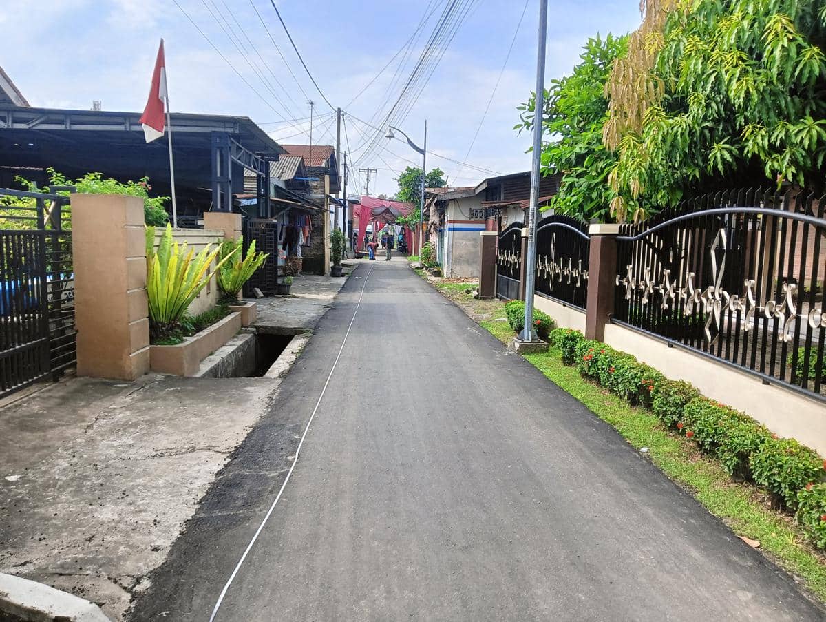 Jalan lingkungan perumahan di Sumatra Utara yang telah diperbaiki menggunakan limbah FABA hasil kerja sama PLN dan BMM.