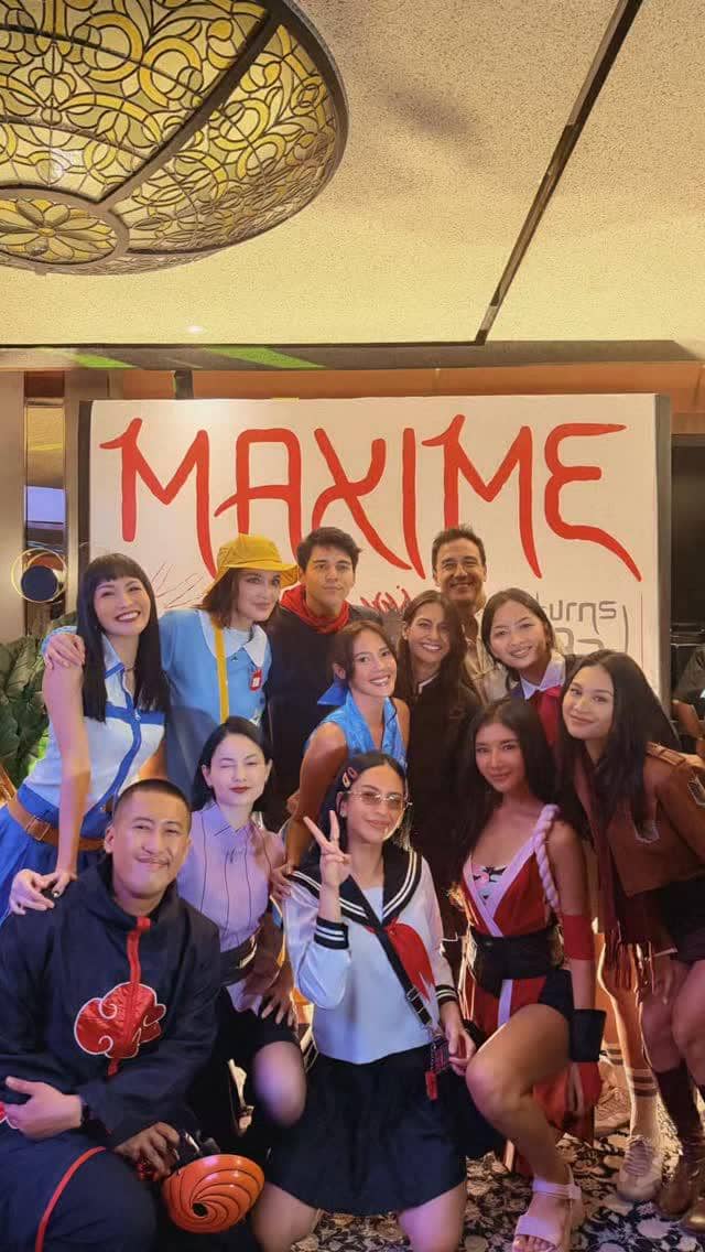 Sekelompok teman mengenakan kostum cosplay anime berpose bersama di acara ulang tahun bertema Maxime dengan latar tulisan besar MAXIME.