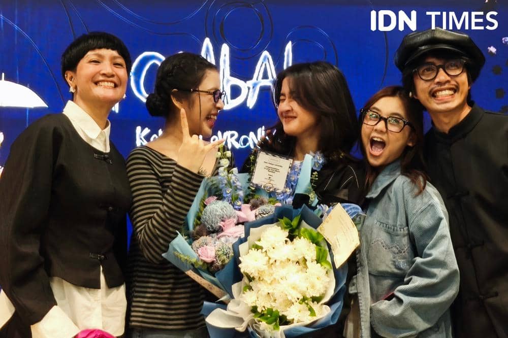 Keisya Levronka bersama rekan-rekannya saat dijumpai dalam acara listening party album terbarunya bertajuk Rombak di Jakarta pada Rabu (22/4