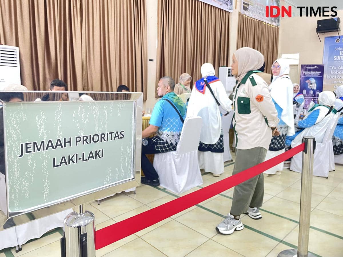 Jemaah haji kloter pertama Sumbar mengantre melakukan pengecekan kesehatan (Foto: IDN Times/Halbert Caniago)