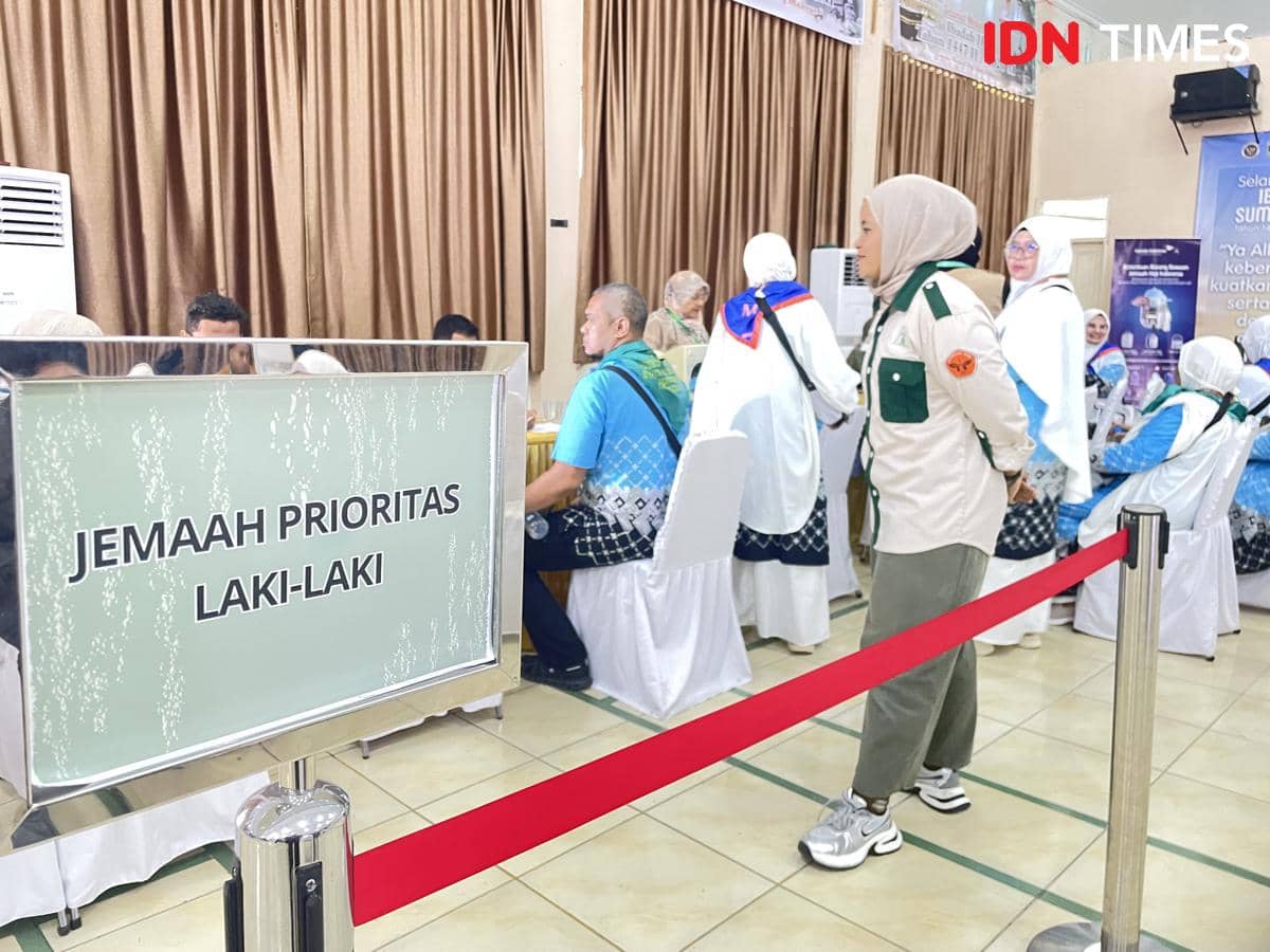 Jemaah haji kloter pertama Sumbar mengantre melakukan pengecekan kesehatan (Foto: IDN Times/Halbert Caniago)