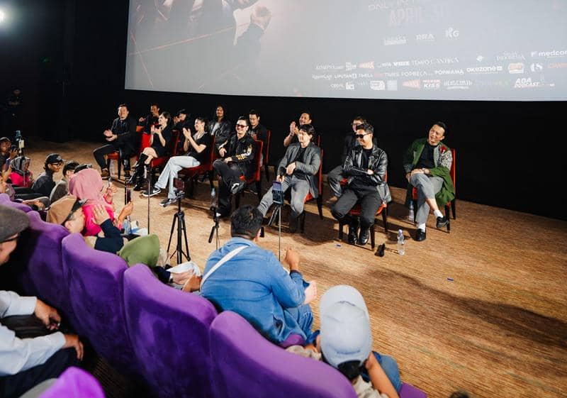 Para pemain dan kru film Ikatan Darah duduk di depan layar bioskop saat sesi tanya jawab dengan penonton dalam acara press screening.