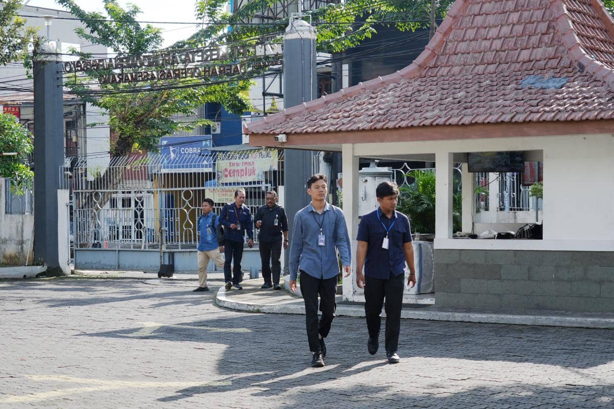 Pakai Panel Surya dan Jalan Kaki, Cara Kru KAI Semarang Tekan Polutan