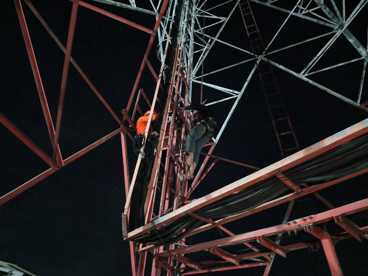 Deg-degan! Pemuda Sleman Panjat Tower 20 Meter, Dievakuasi SAR 2 Jam