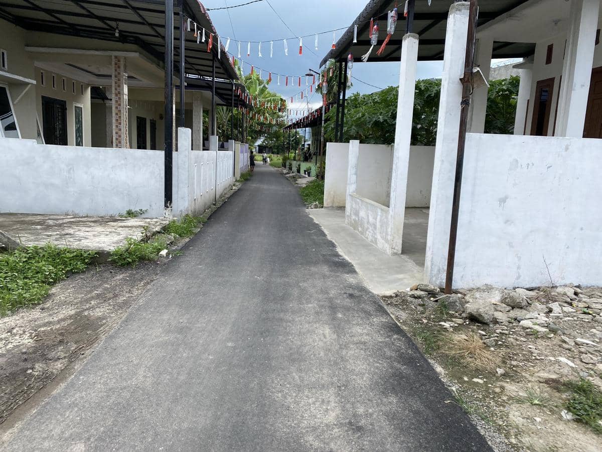 Jalan lingkungan perumahan di Sumatra Utara yang telah diperbaiki menggunakan material FABA hasil kerja sama PLN dan BMM.