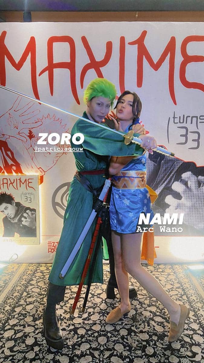 Patrica Gouw dan Della Artyan berpose mengenakan kostum karakter anime Zoro dan Nami dari One Piece di acara ulang tahun bertema cosplay.