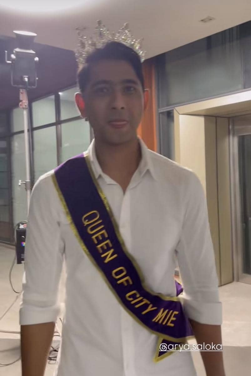 Seorang pria mengenakan mahkota dan selempang ungu bertuliskan 'Queen of City Mie' di lokasi syuting sinetron Terikat Janji.