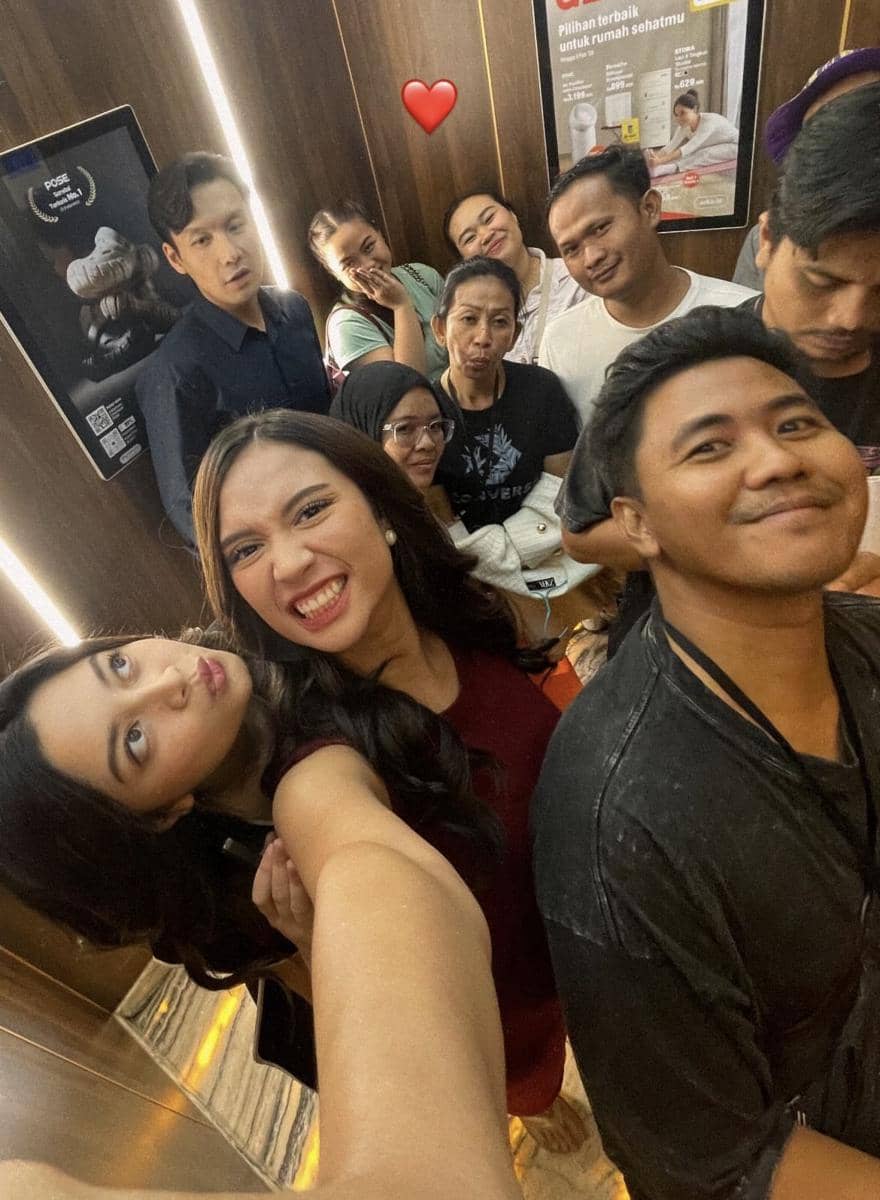 Beberapa orang berpose lucu dan tersenyum bersama di dalam lift saat berada di lokasi syuting sinetron Terikat Janji.