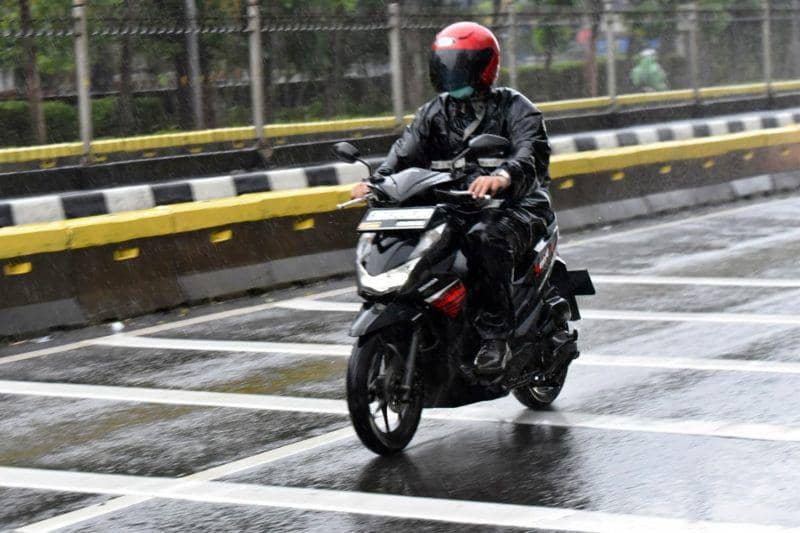 7 Cara Memilih Mantel Hujan yang Tepat untuk Berkendara Motor