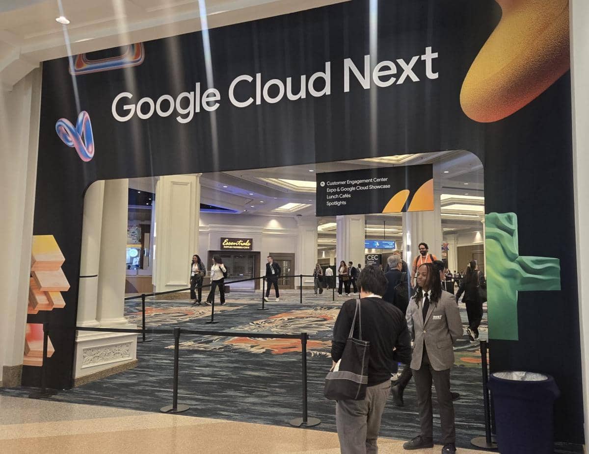 Suasana pintu masuk acara Google Cloud Next 2026 dengan peserta berjalan di area konferensi yang luas dan modern.