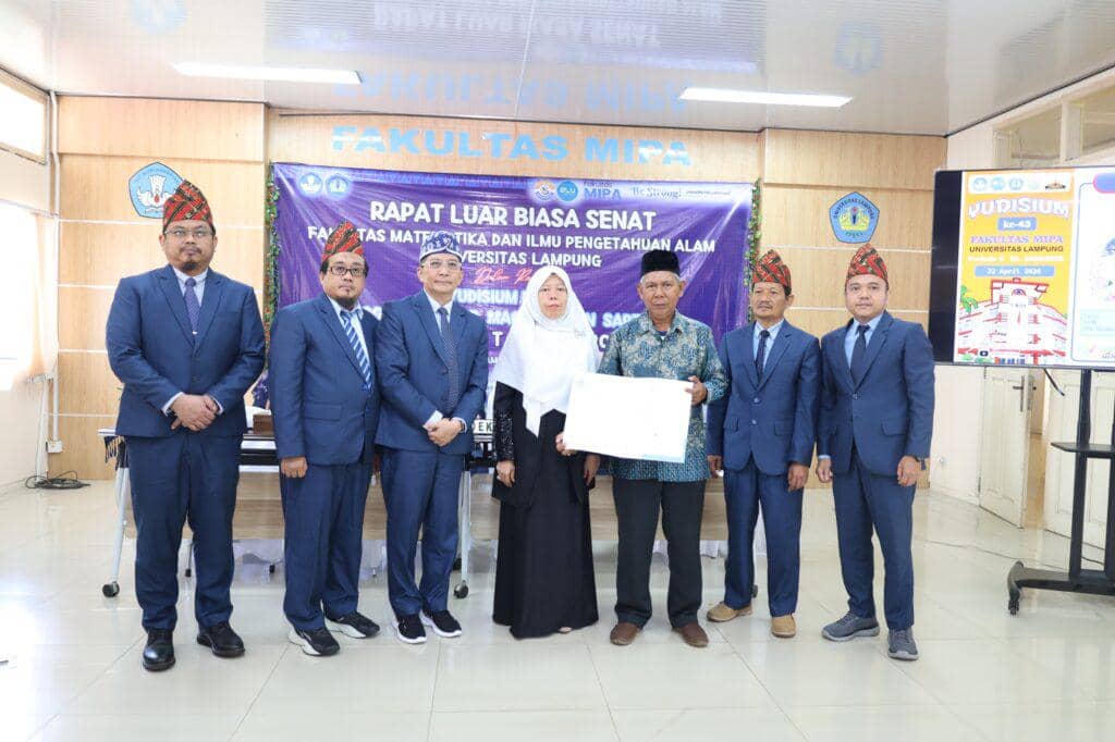 FMIPA Unila Beri Penghargaan Dua Mahasiswi Wafat Jelang Lulus