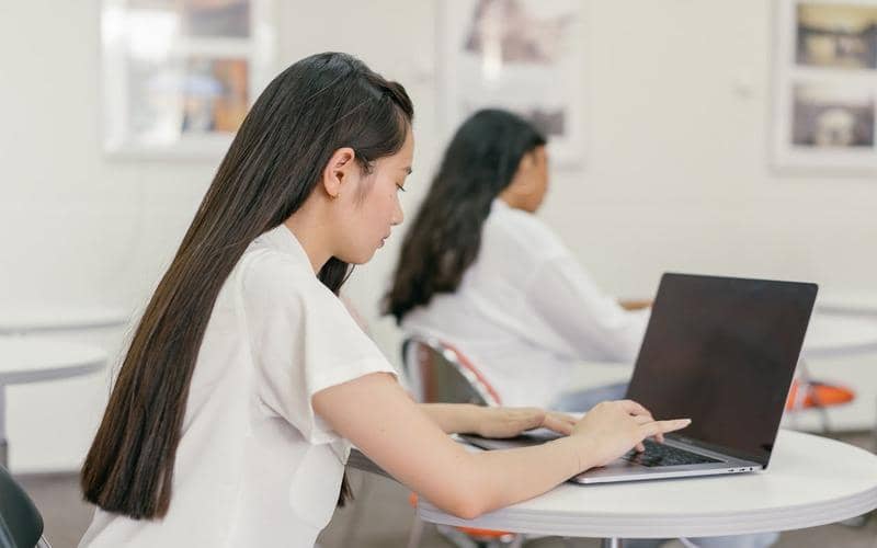 ilustrasi laptop untuk kegiatan belajar di sekolah