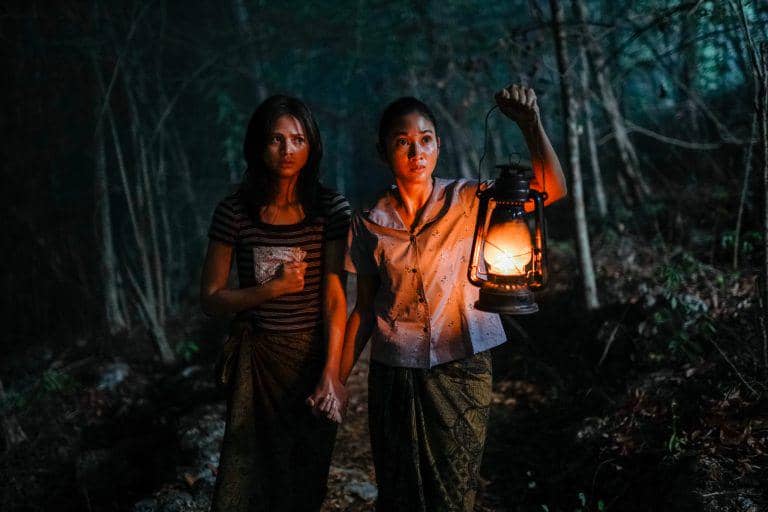 Claresta Taufan (kanan) dalam Badarawuhi di Desa Penari 